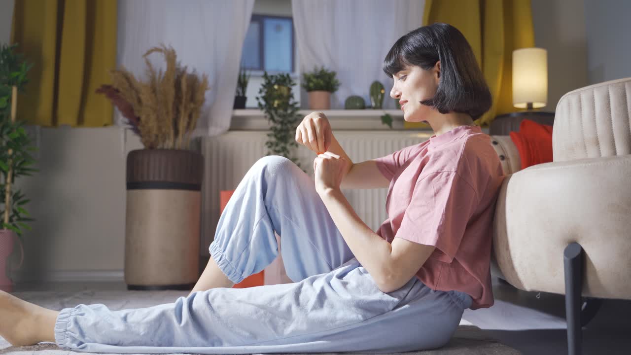 la mujer se está tirando de las cutículas.