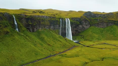 Drones-De-4k,-Tomas-Cinematográficas-Aéreas-Del-Impresionante-Paisaje-Verde-De-Islandia-Con-Cascadas