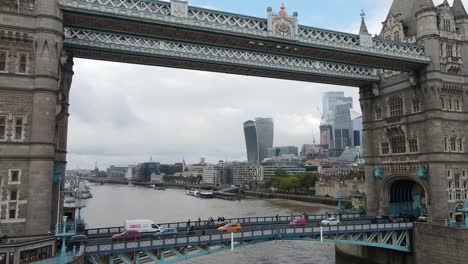 Volando-Hacia-Atrás-En-El-Tower-Bridge-Con-Vistas-A-La-Ciudad-De-Londres.