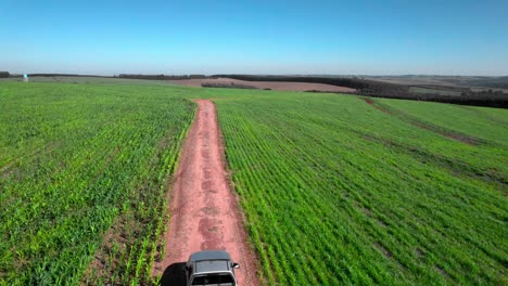camión de granja a lo largo de un camino de tierra rural en una gran granja en brasil - aérea