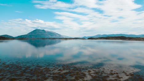 vista de la costa de helgeland cerca de trjøtta en noruega