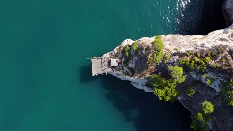 Trabucco-Fischerhaus-Auf-Einer-Klippe,-Umgeben-Vom-Meer-Aus-Der-Vogelperspektive