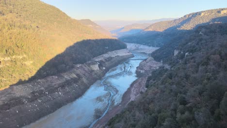 el pantano de sau está sin agua debido a los problemas de extrema sequedad y falta de lluvia.