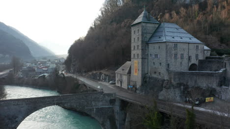 Antena-Del-Hermoso-Y-Antiguo-Castillo-De-Saint-Maurice-Cerca-De-Un-Río-Azul