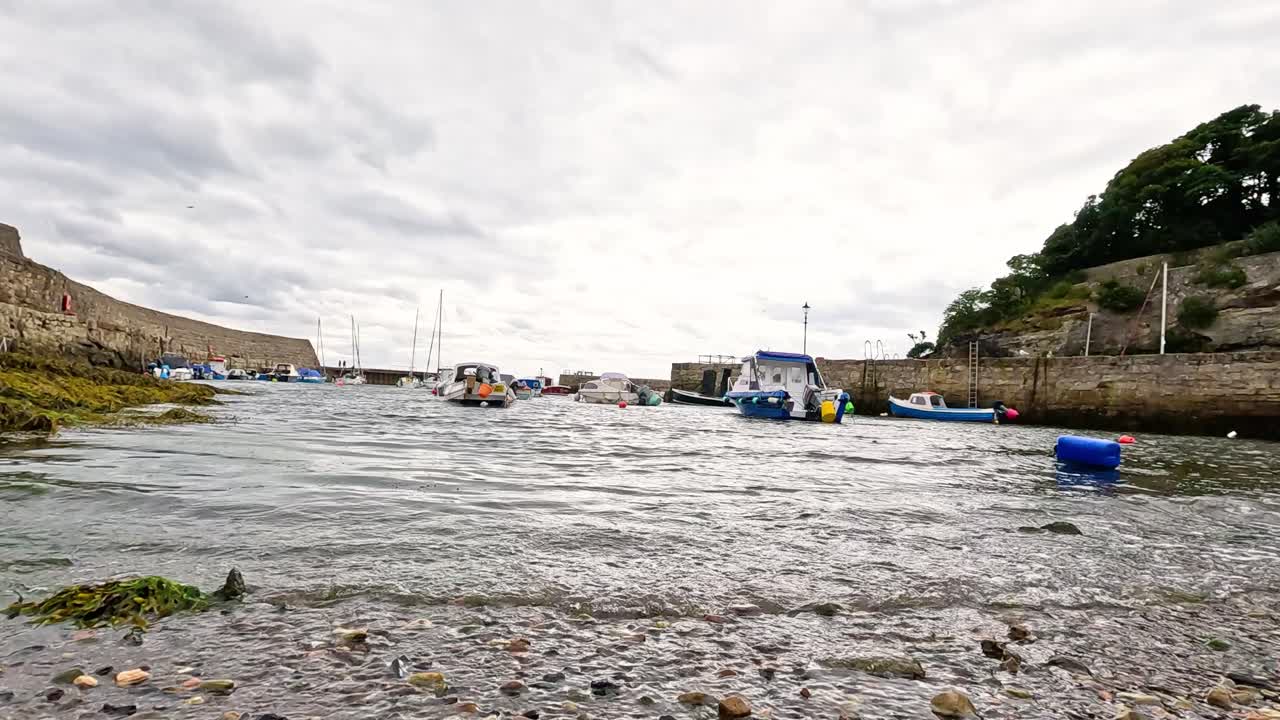 파도와 보트 디사르트 항구, 파이프