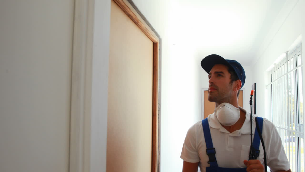 hombre comprobando la casa