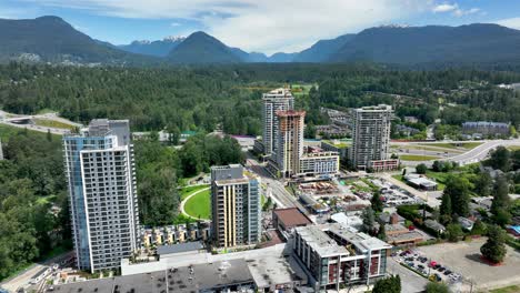 Arquitecturas-De-Gran-Altura-En-El-Barrio-De-Lynnmour,-Columbia-Británica,-Canadá