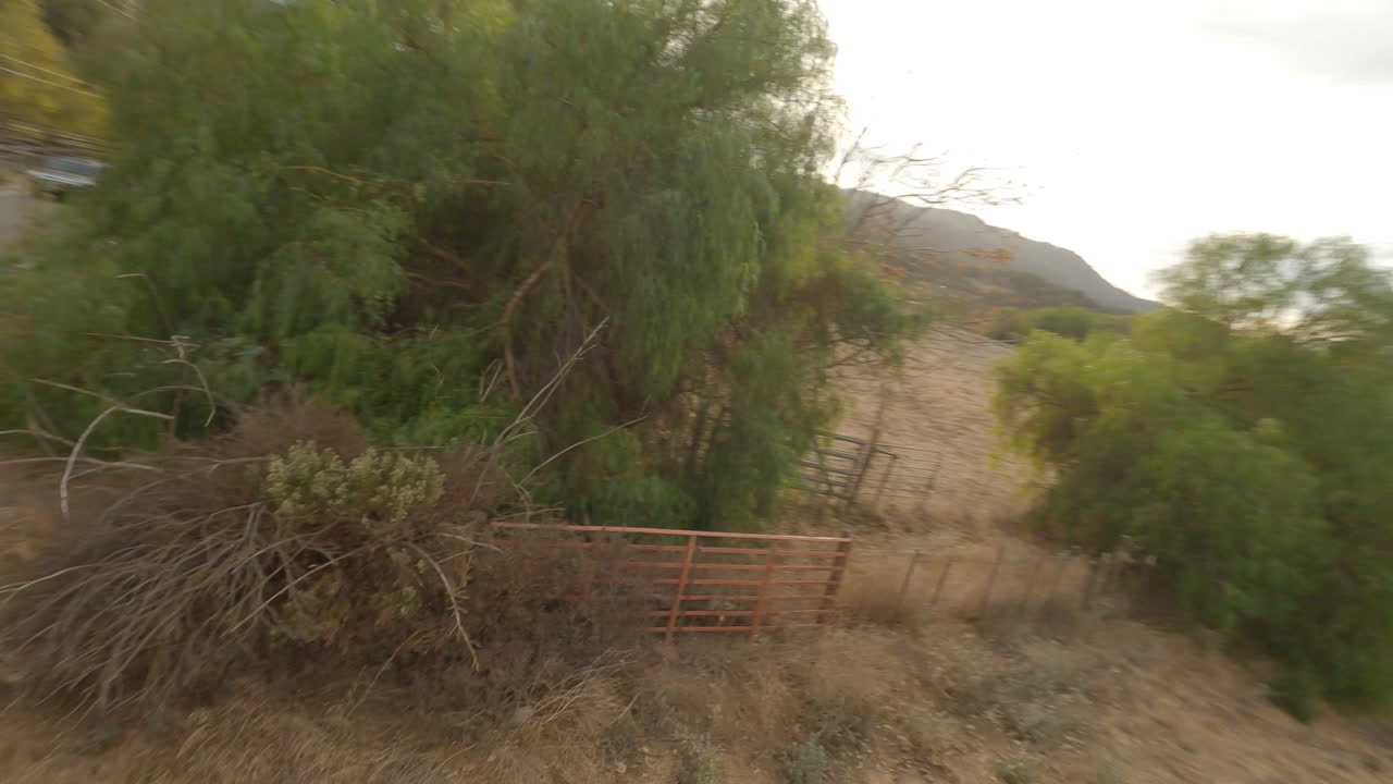 disparo de drones fpv de un automóvil todoterreno negro conduciendo rápido en la carretera