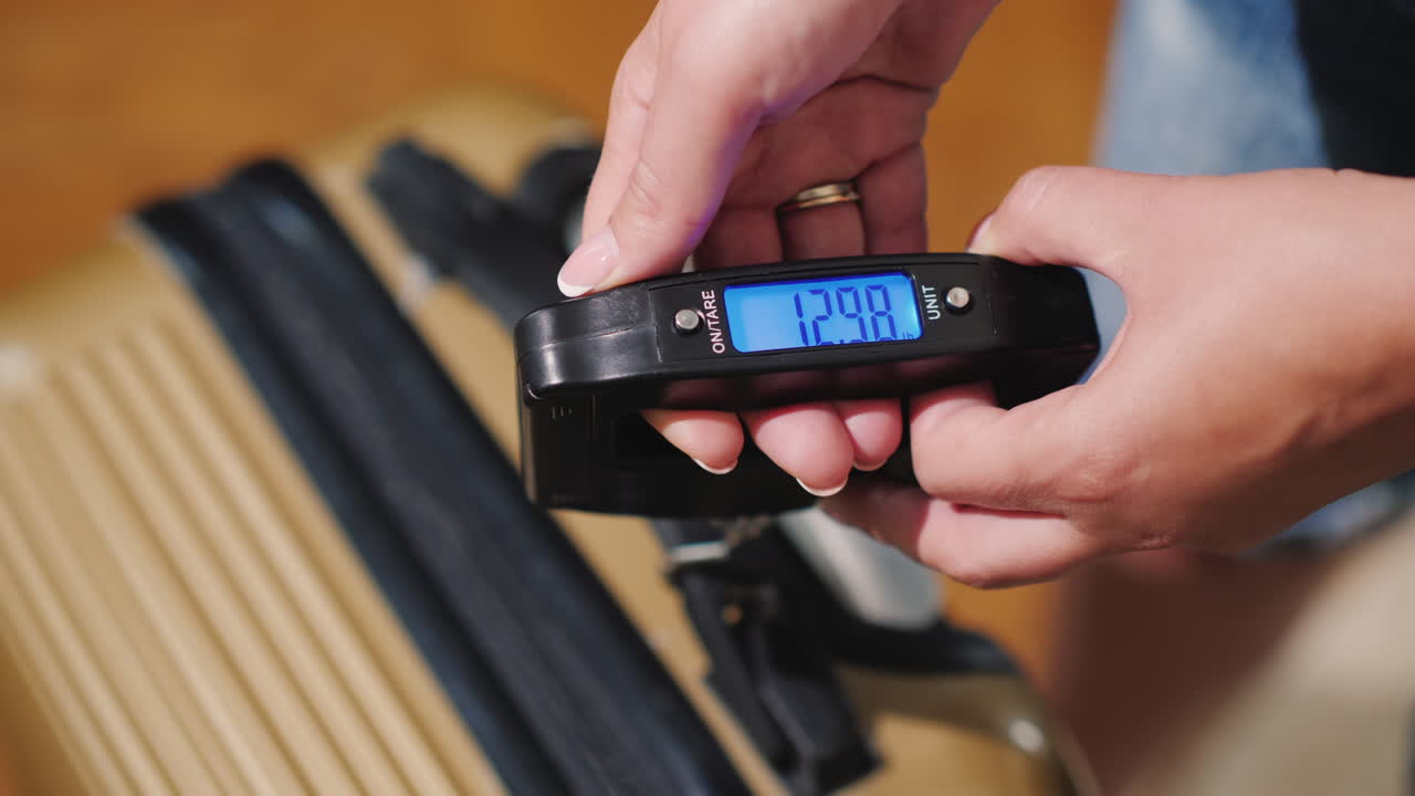 hombre pesa su maleta antes de viajar en avión