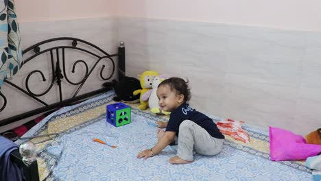 Un-Lindo-Niño-Pequeño-Tratando-De-Pararse-Por-Primera-Vez-En-La-Cama-En-Casa