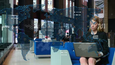 animación de mapas y formas geométricas sobre mujer caucásica usando portátil en el vestíbulo de la oficina