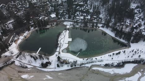 Rotación-Aérea-Del-Lago-Artificial-Jezero-Jasna,-Eslovenia