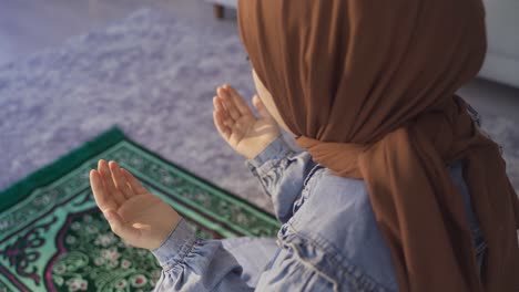 Muslim-woman,-Muslim-woman-prayer.