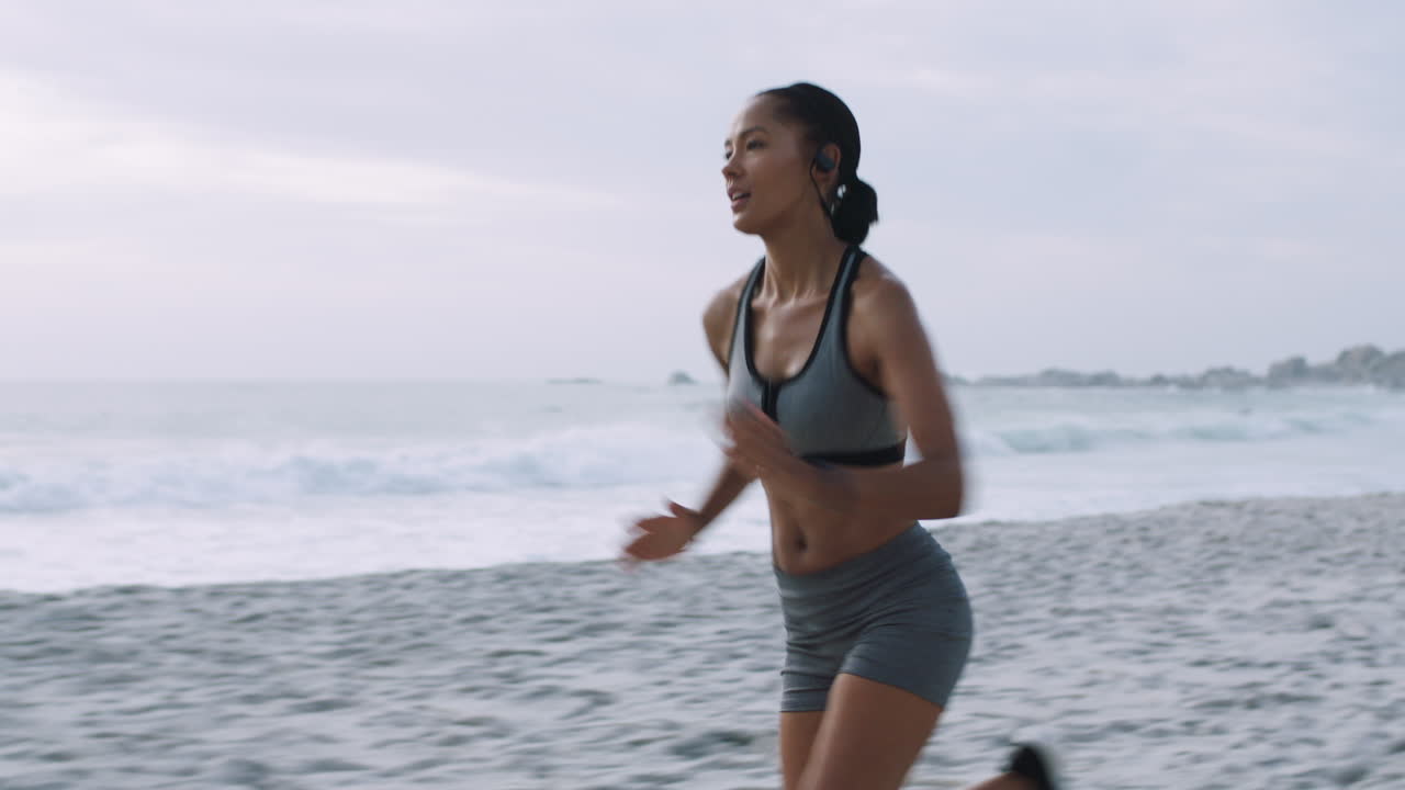 fitness, motivación o mujer negra corriendo
