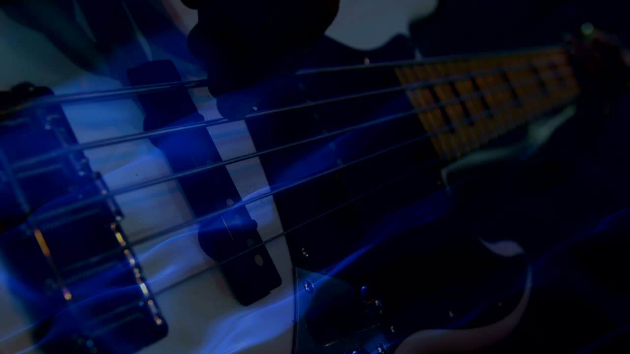 ondas brillantes azules moviéndose contra el hombre tocando la guitarra
