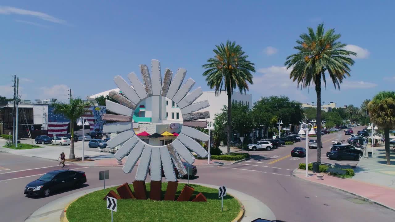 video de dron de 4k del sol en el monumento del borde y palmeras datileras en la avenida central en el centro de st