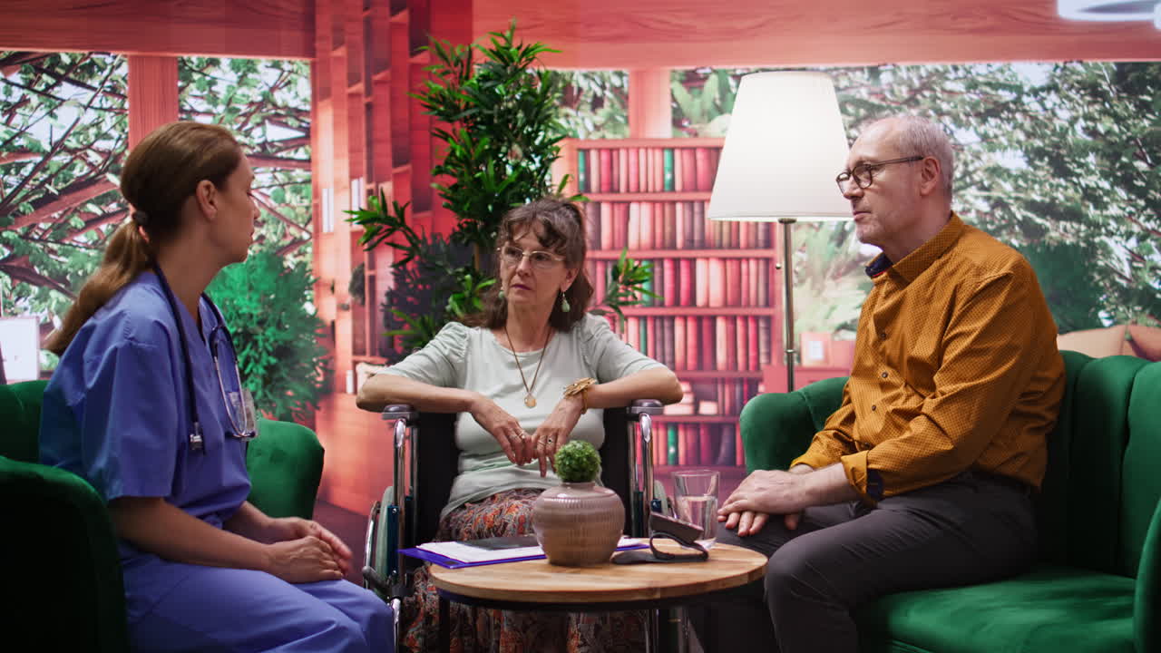 노인 여성 체어 사용자가 간호사에게 의학적 조언과 약을 요청합니다.