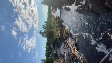paisaje del lago en medio del bosque