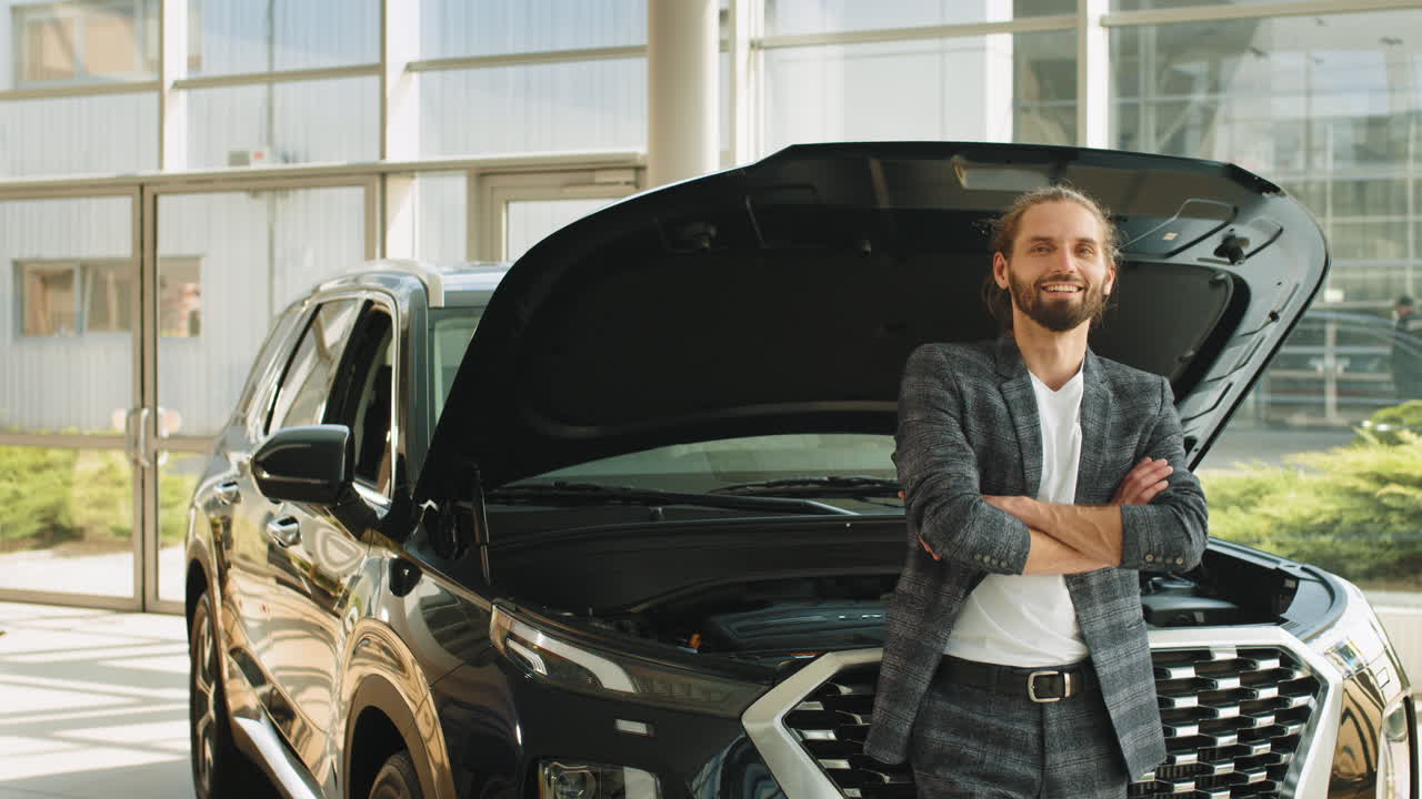 человек, стоящий рядом с машиной с открытым капотом