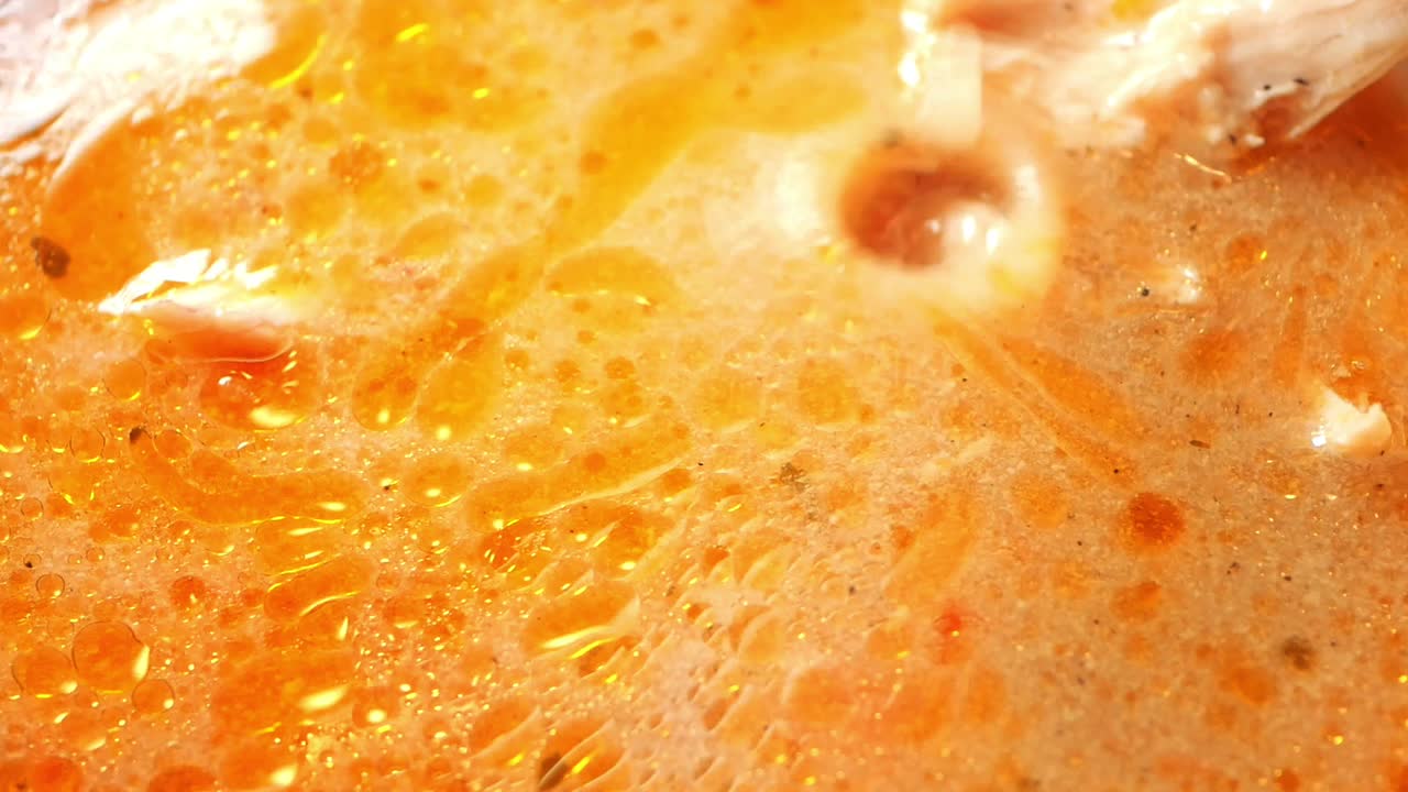 Primo piano di zuppa di pollo