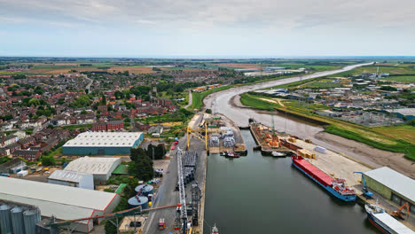 impresionantes imágenes aéreas de drones muestran boston, lincolnshire: puerto, barcos, iglesia de san botolph, puente de san botolph
