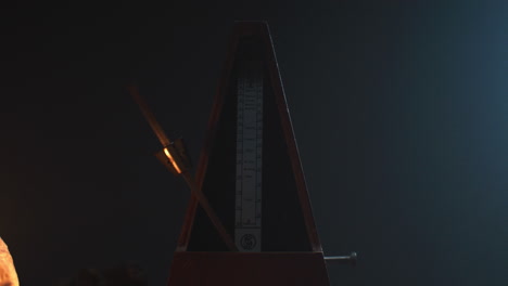 metronome set the rythm in the dark, old room