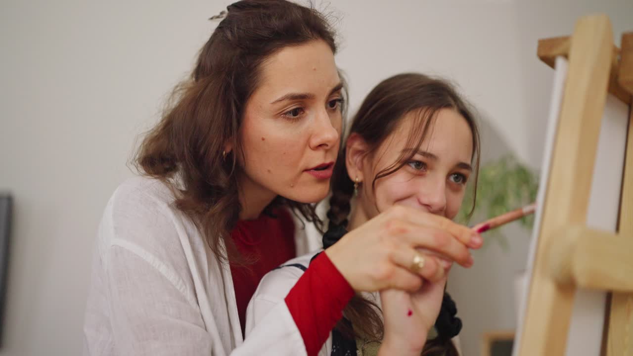 어머니와 딸이 함께 그림을 그리는 것