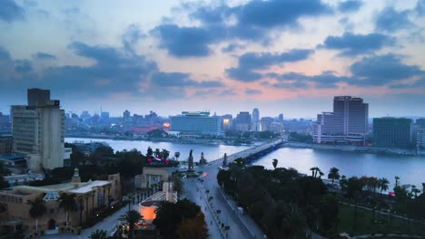 Aérea-De-La-Majestuosa-Estatua-De-Pacha-Adyacente-A-La-ópera-De-El-Cairo-En-El-Centro-De-El-Cairo,-Egipto,-Que-Encarna-El-Concepto-De-Patrimonio-Cultural-Y-Legado-Artístico