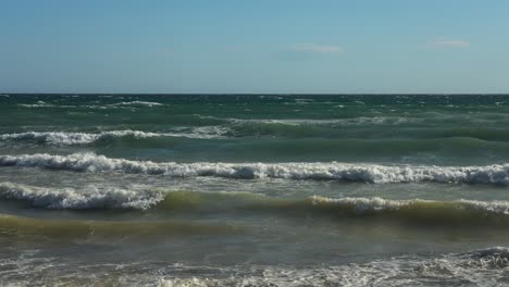 Waves-at-the-shore-in-slow-motion