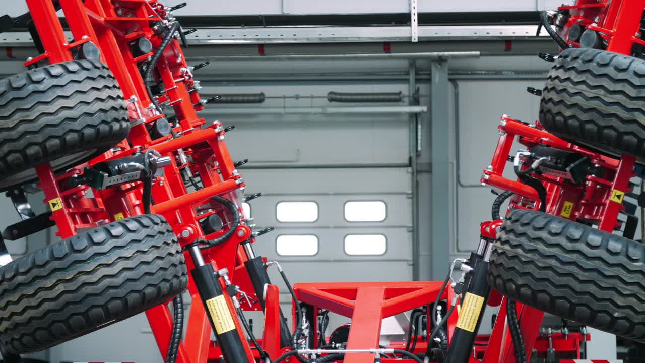 두꺼운 타이어가 펼쳐지는 트레일드 컬티베이터. 바 ⁇ 가 있는 농업 기계