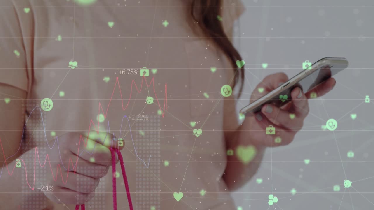 animación de procesamiento de datos financieros e íconos sobre mujer caucásica usando teléfono inteligente.
