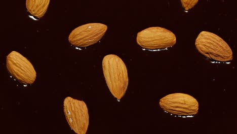 chocolate oscuro líquido de primera calidad y almendra rotativa, proceso de elaboración de postres dulces con nueces