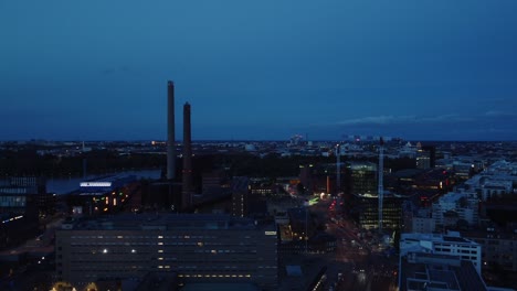 Aéreo:-Tráfico-De-Vehículos-Nocturnos-Conduciendo-En-El-Centro-De-Helsinki-Hora-Azul