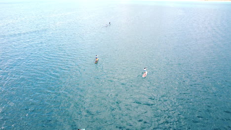 vista aérea sobre los botes de remo en las aguas azules de la laguna de bacalar, en el soleado méxico - cenital, disparo de drones