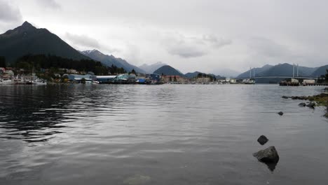 el canal de sitka, el puerto de annab y el puente john o'connell en sitka, alaska