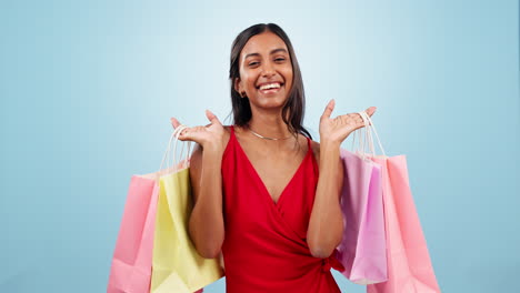 cara emocionada, mujer y bolsa de compras en el estudio