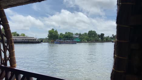 Casas-Flotantes-Tradicionales-Que-Pasan-En-Kumarakom,-Kerala