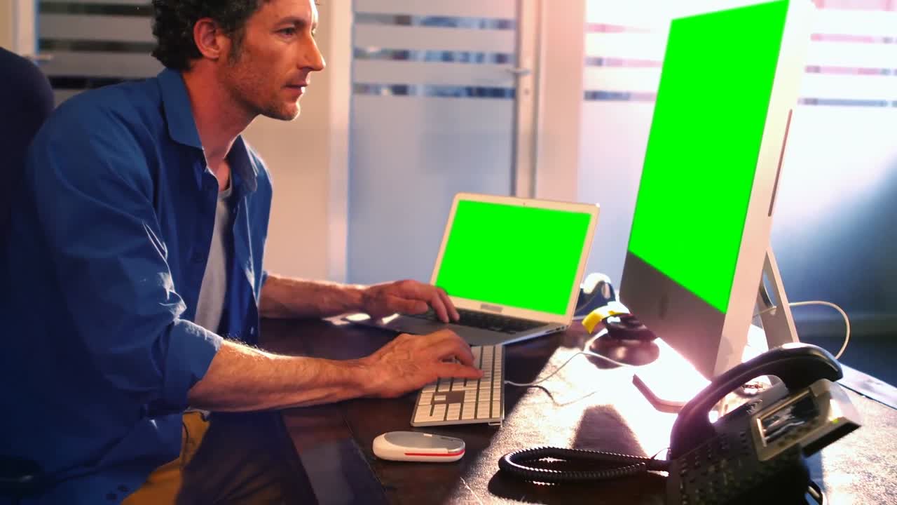 ejecutivo de negocios masculino trabajando en la computadora