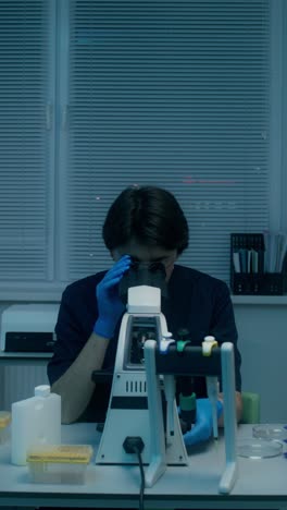 científicos que trabajan en un laboratorio