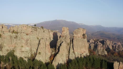 Panorámica-De-Izquierda-A-Derecha-Mientras-Se-Toma-Una-Fotografía-Aérea-Con-Un-Dron-De-Las-Esculturas-De-Roca-Natural-De-Belogradchik,-Situadas-Al-Oeste-De-La-Ciudad-De-Belogradchik,-En-Las-Estribaciones-De-La-Cordillera-De-Los-Balcanes.