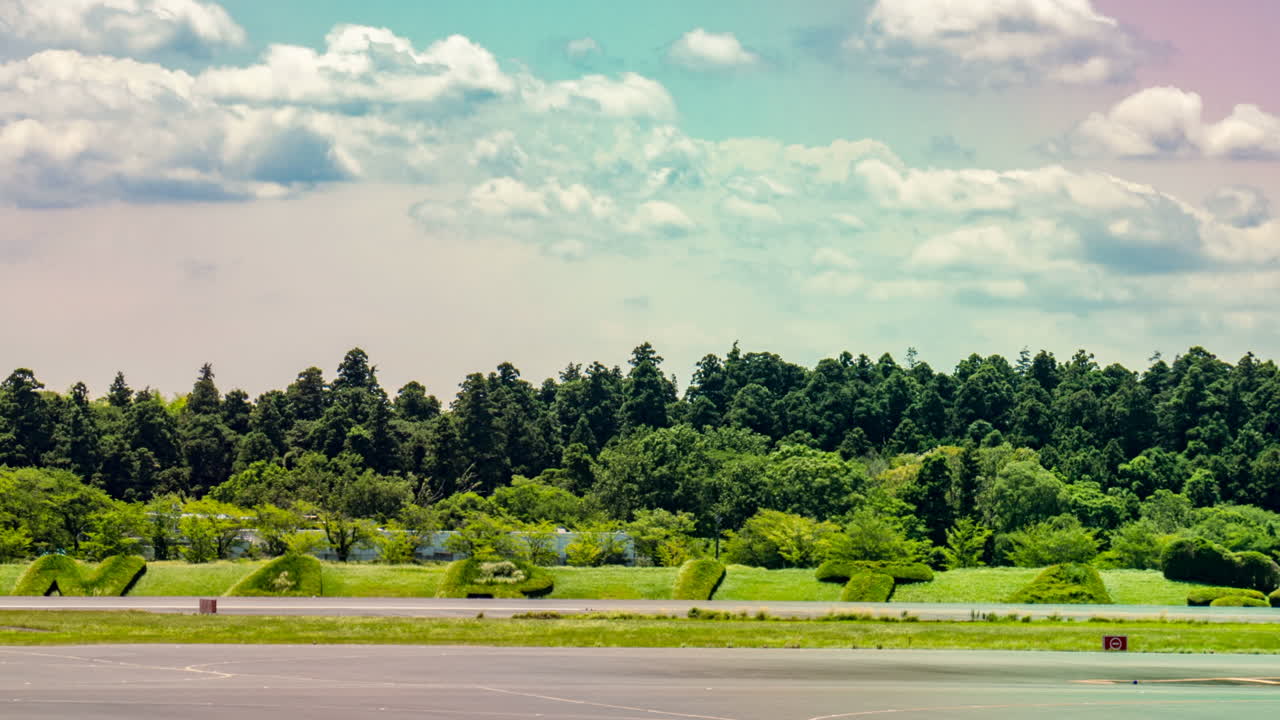 나리타 국제공항 잎 이름 표지판 타임  ⁇ 스 비행기가 구름이 많은 날 지나가는 일본 일본 여행 아시아