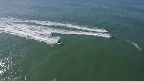 Jet-Skis-En-Letitia-Beach-En-Nsw,-Australia-Durante-El-Verano---Toma-Aérea-De-Drones