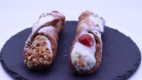 Cannolo-Siciliano,-Sizilianische-Cannoli,-Gefüllt-Mit-Ricottacreme,-Rotierend-Auf-Einem-Drehteller