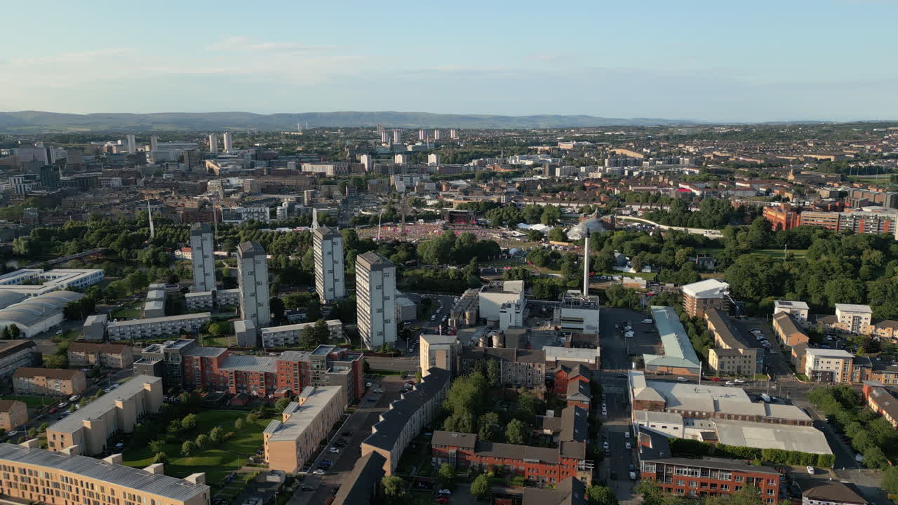 Vista aerea con drone di Glasgow Green durante un evento musicale all'aperto