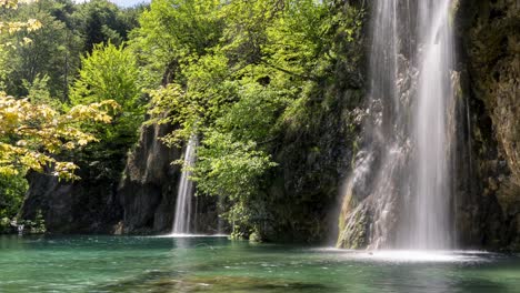 Paradisiac-waterfalls-in-Plitvice-Lakes-National-Park,-static,-sunny-day