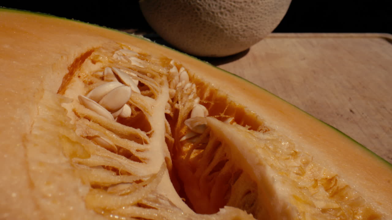 절단판에 반으로 은 칸탈루프를 따라 클로즈업 슬라이드