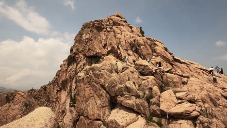 gente escalando en una montaña escarpada en el parque nacional de seoraksan, corea del sur