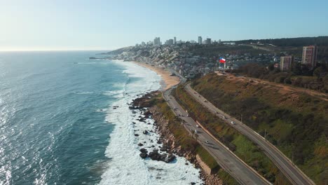 vista aérea que pasa por encima de la avenida borgoã±o línea costera del tráfico reã±aca paisaje urbano playa soleada frente al mar