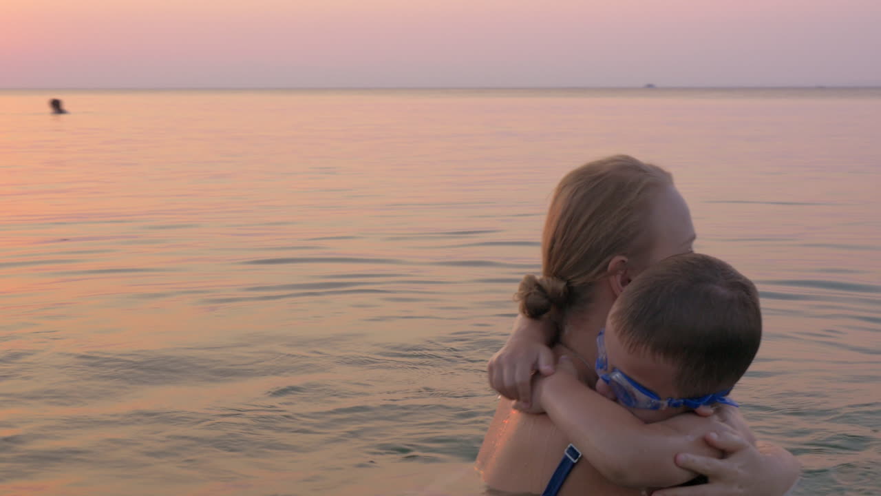 그는 엄마를 너무 사랑해요.