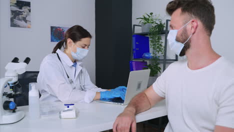 consulta del médico con el paciente